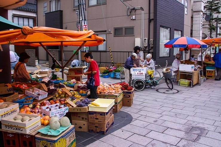 Home Delivery by japan-guide.com - Morning markets in Japan