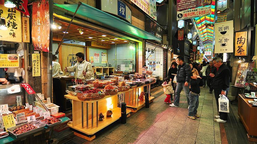 tourist shopping kyoto