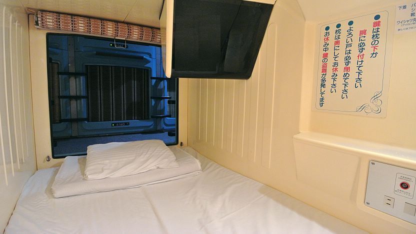 capsule hotel travel japan